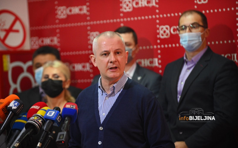 Lazić: Petrović se zaklinje u demokratiju, a ruši je svojim potezima (FOTO)