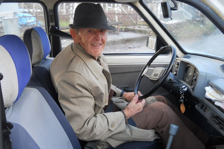 Nevjerovatan životni put šumarskog inženjera Save Kojadinovića iz Rudog: Čita bez naočara i vozi “zastavu” u desetoj deceniji