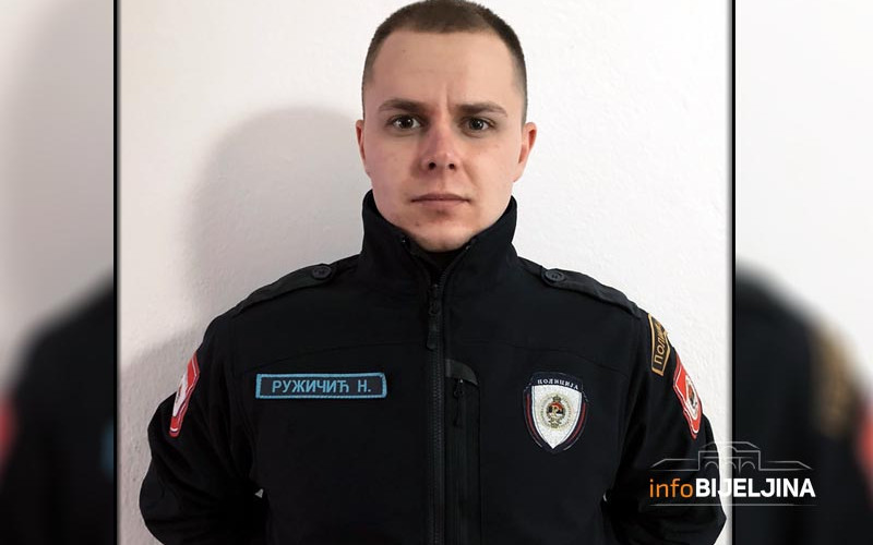 BRIGA O GRAĐANIMA NA PRVOM MJESTU Mladi policajac iz Bijeljine pronašao novčanik i vratio vlasniku (FOTO)