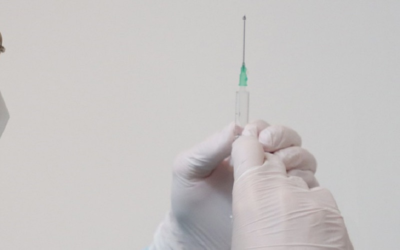 Stavio vakcinu u špric, izašao iz hale i dao je supruzi