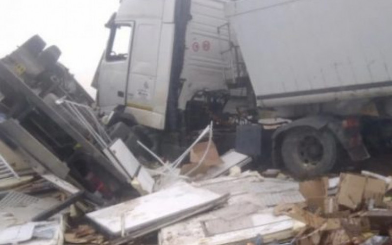 Žestok sudar dva kamiona i auta na putu Tuzla-Doboj, dvoje povrijeđeno