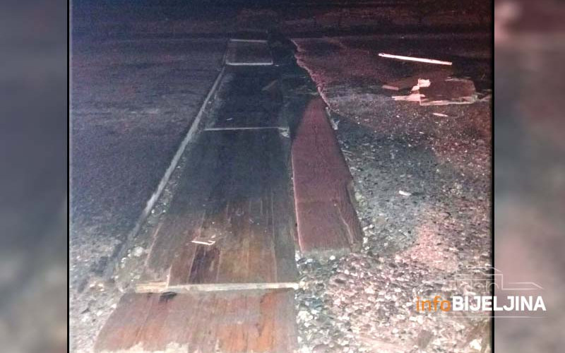 “DASKE LETE NA SVE STRANE” Raskopana Račanska ulica danima čeka asfalt (FOTO)