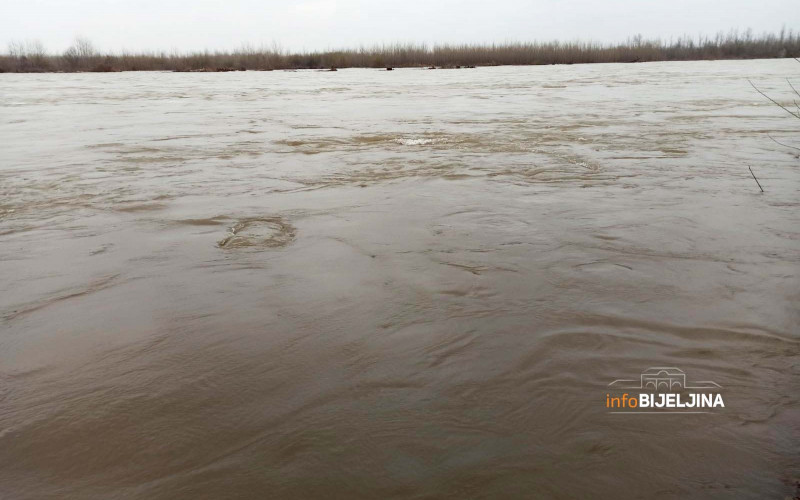 Zvornik: Drina se izlila na poljoprivredno zemljište, večeras veći talas
