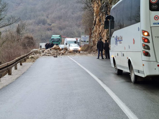 Zbog odrona usporen saobraćaj na putu Zvornik-Milići