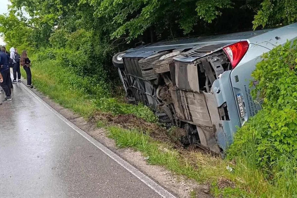 Udes kod Šamca: Auto smrskan, autobus prevrnut