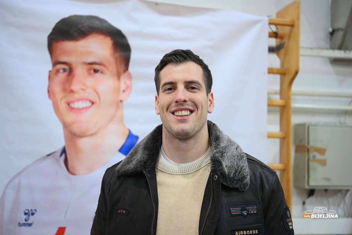 Rukometaši RK “Bijeljina” iznenadili Marka Jevtića: Susret pun emocija (FOTO)