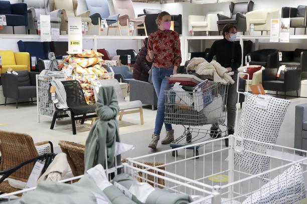 Zbog snježne oluje kupci noć proveli u robnoj kući