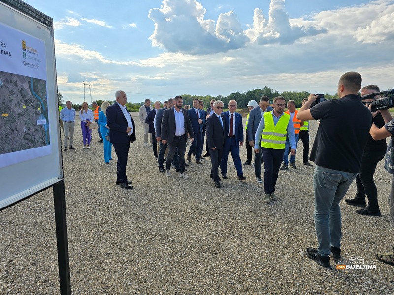 Čubrilović i Vesić na gradilištu auto-puta Rača–Bijeljina (FOTO)
