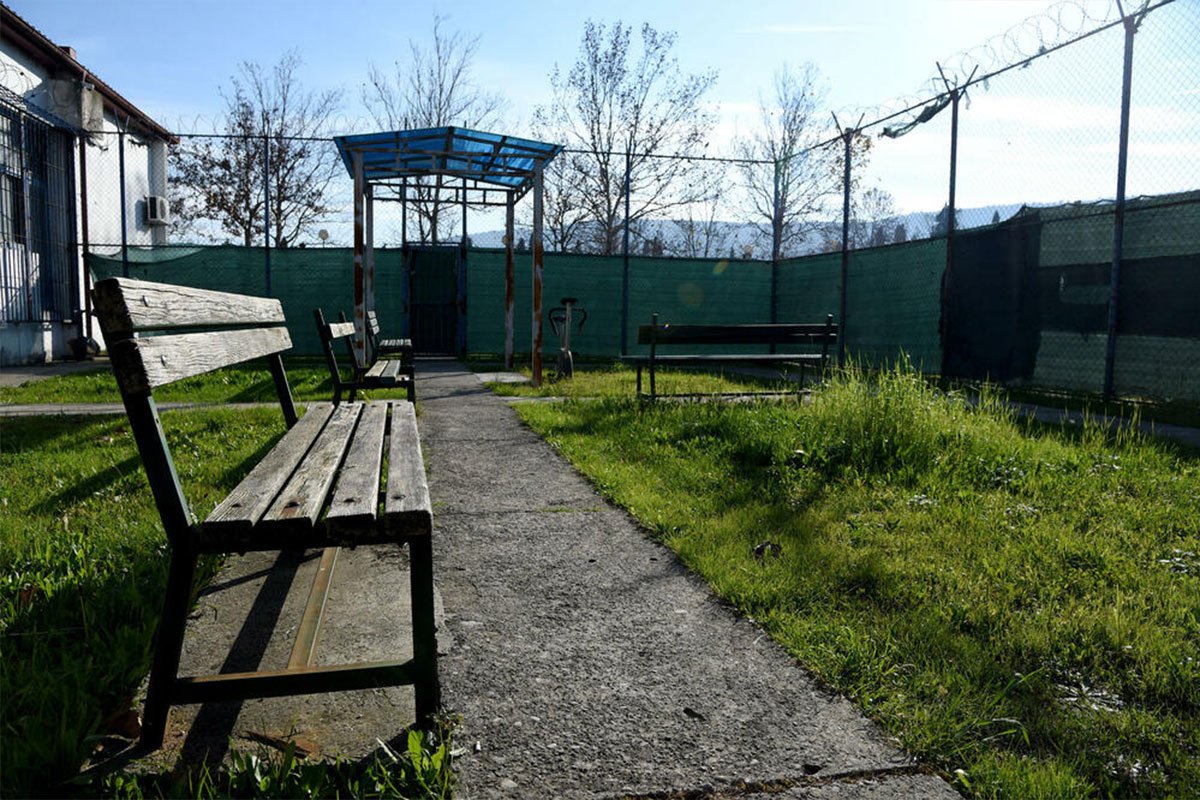 Telefoni dronom spušteni pored zatvorskih bedema