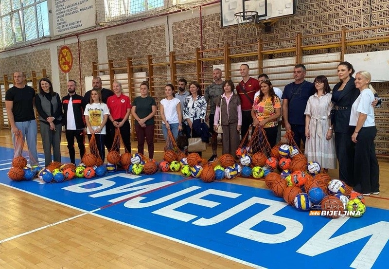 U bijeljinskoj gimnaziji srećni zbog podrške: Sportsku opremu dobile 283 škole u RS, uloženo 300.000 KM (KM)