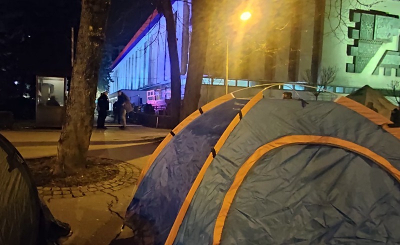 Građani postavili šatore ispred Narodne skupštine Republike Srpske