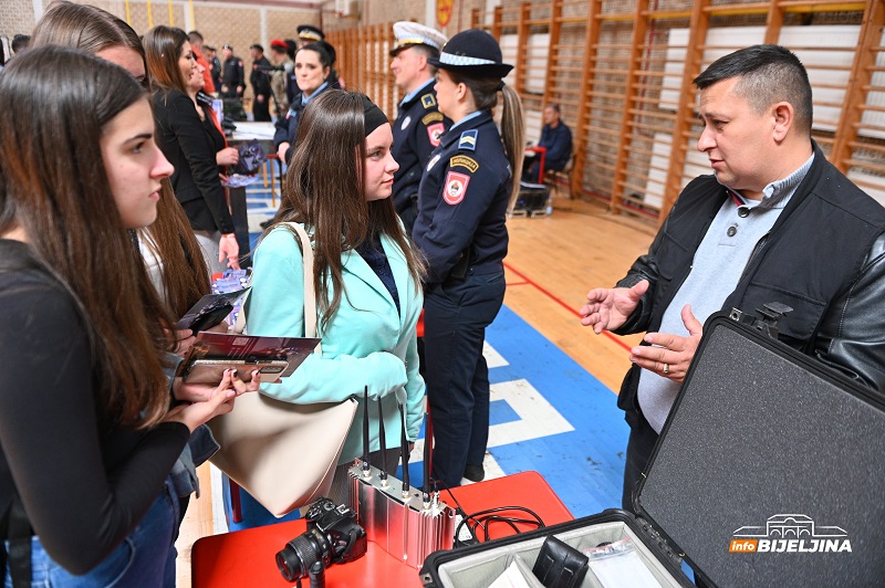 Bijeljina: Promovisana Srednja škola unutrašnjih poslova, trenutno potrebno stotine policajaca (FOTO)