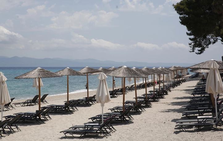 Dragana zamolila Srbe koji su na odmoru u Grčkoj da joj donesu nešto što joj je potrebno, oni sasuli drvlje i kamenje na nju