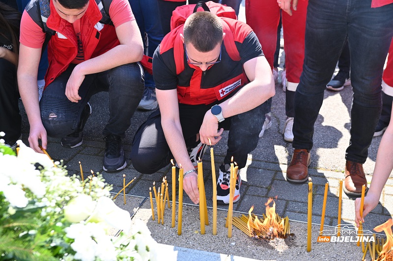 Građani Bijeljine prislužuju svijeće u centru grada (FOTO, VIDEO)