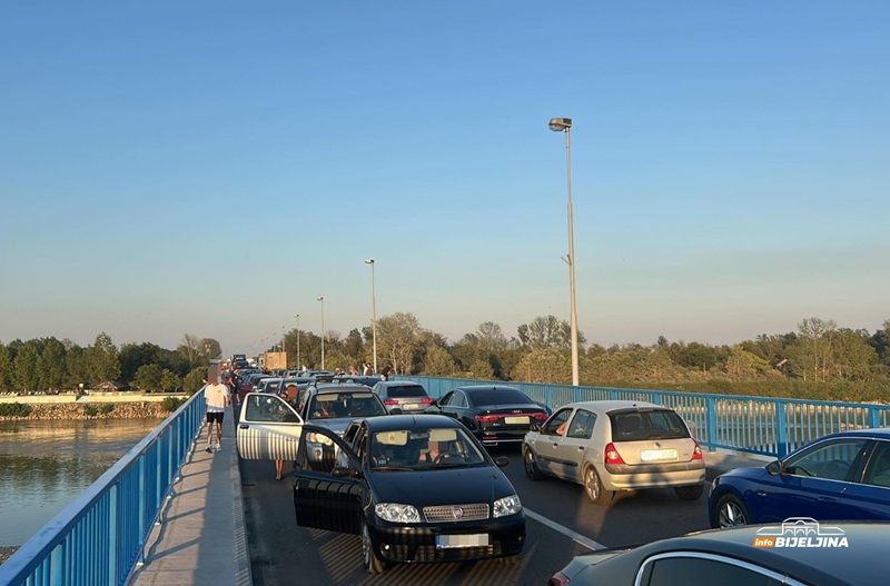 Kolaps na Pavlovića mostu: Vozači hoće da napuste automobile (FOTO)