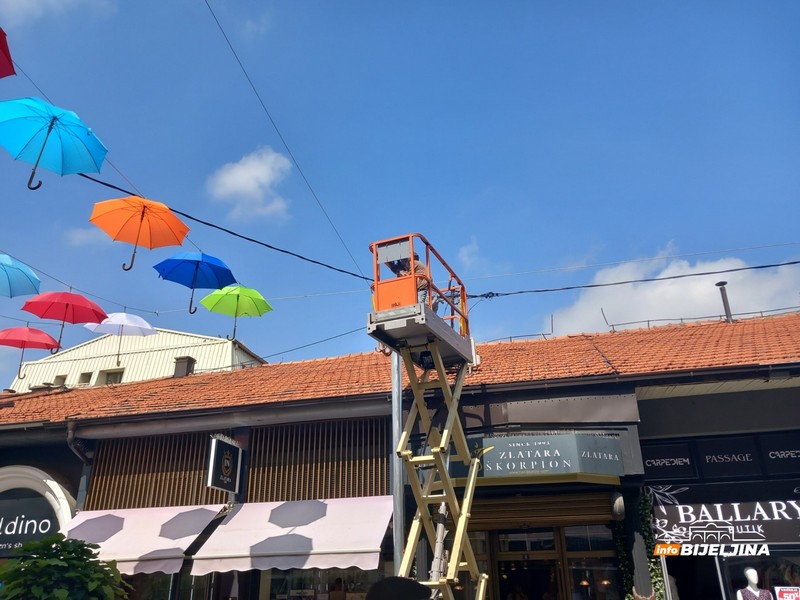 Bijeljina: U toku postavljanje kišobrana u Ulici Miloša Crnjanskog (FOTO)
