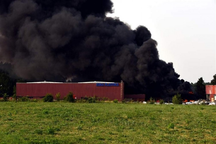 U požaru u Brčkom povrijeđeno više lica, uključujući 10 vatrogasaca (VIDEO)
