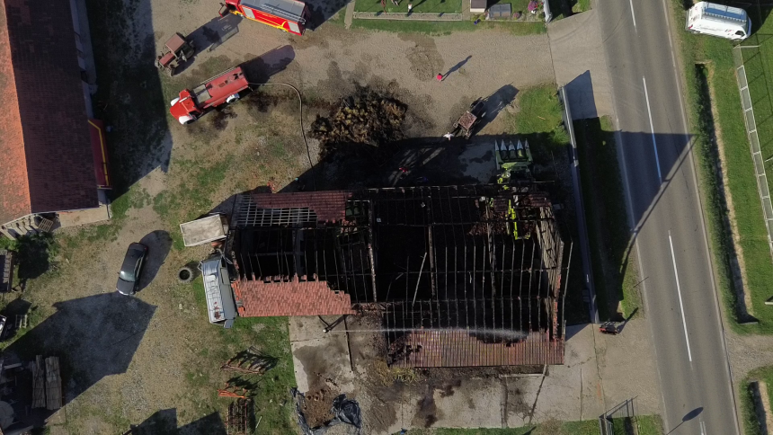 Veliki požar kod Bijeljine, izgorio objekat u kojem su bili kombajni i traktori (FOTO)