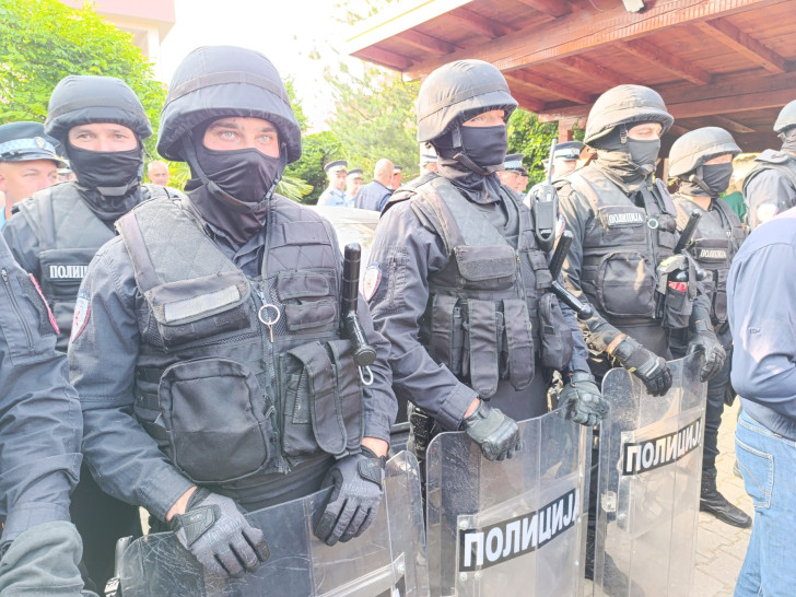 Napeto ispred kuće Milana Miličevića, stigla Žandarmerija (VIDEO)