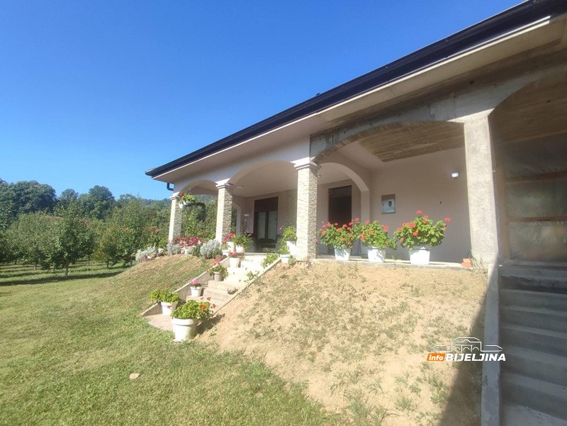 Bratske destilerije “Despot” i “Kristal” iz Ugljevika pet godina čuvaju rakiju u hrastovim buradima: U čemu je tajna? (FOTO)