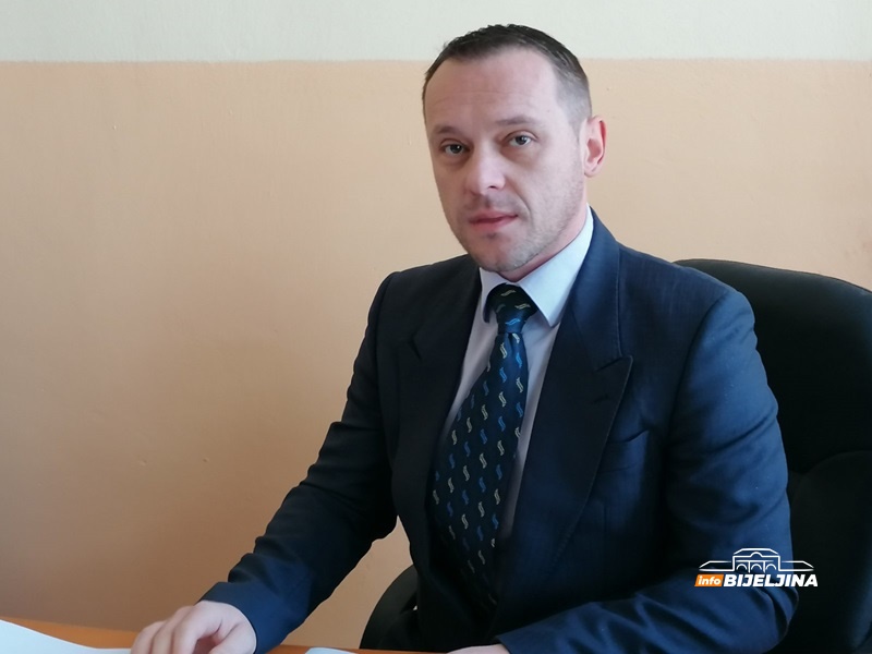 Škola u Janji već 25 godina obrazuje kadrove koji ne idu na Biro: Učenici sami kreče, lijepe pločice, farbaju stolariju...