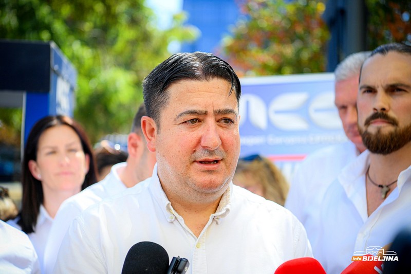 Stanivuković posjetio Bijeljinu, dočekali ga brojni građani (FOTO)