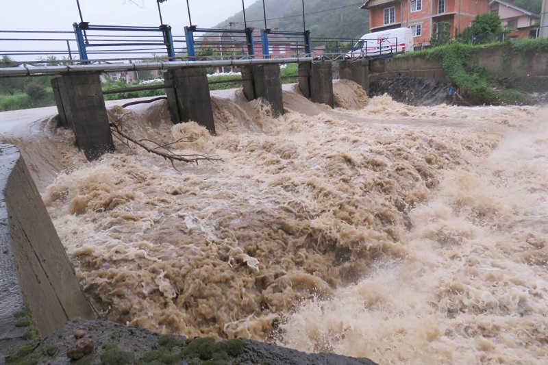 Vanredna situacija u Srbiji – poplavni talas kreće se ka Kuršumliji, Prokuplju i Doljevcu (FOTO)