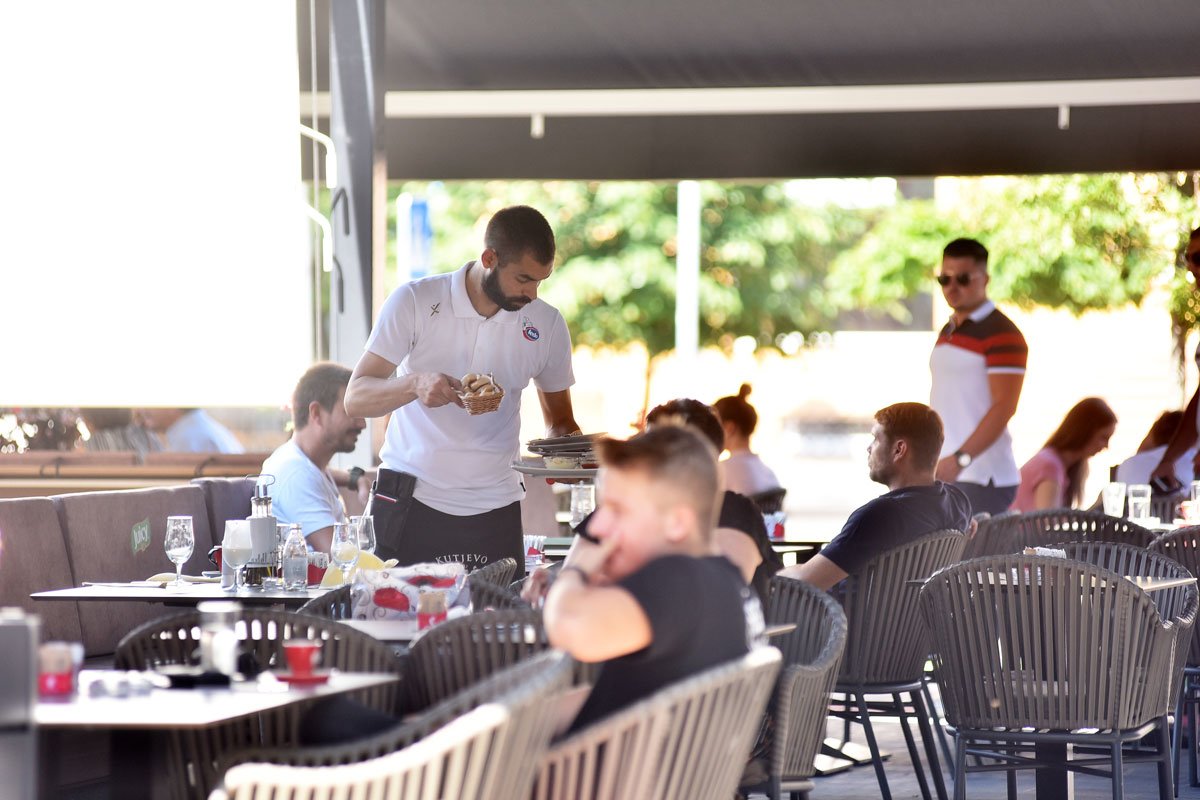 Plate konobara i do 2.000 KM: Ugostiteljski objekti u Srpskoj u velikim problemima zbog manjka radne snage