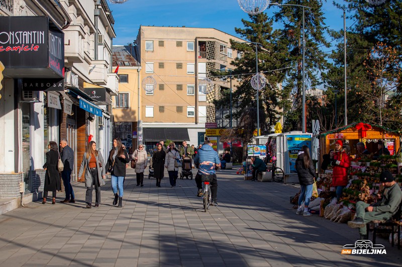 Bijeljinske ulice i kafići pune građana, već sutra slijedi velika promjena (FOTO)