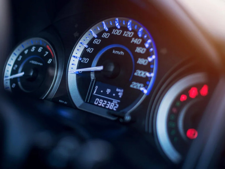 Kako prepoznati lažnu kilometražu na automobilu? Jednostavan trik