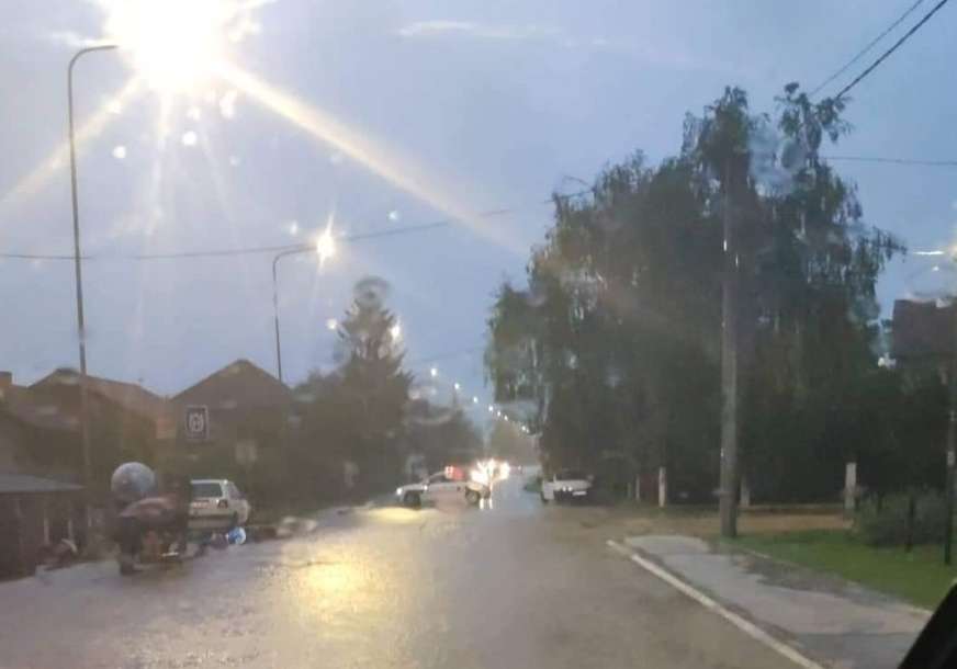 NEVRIJEME U PRIJEDORU Obilne padavine zaustavile saobraćaj, potopljeni i podrumi kuća (VIDEO)