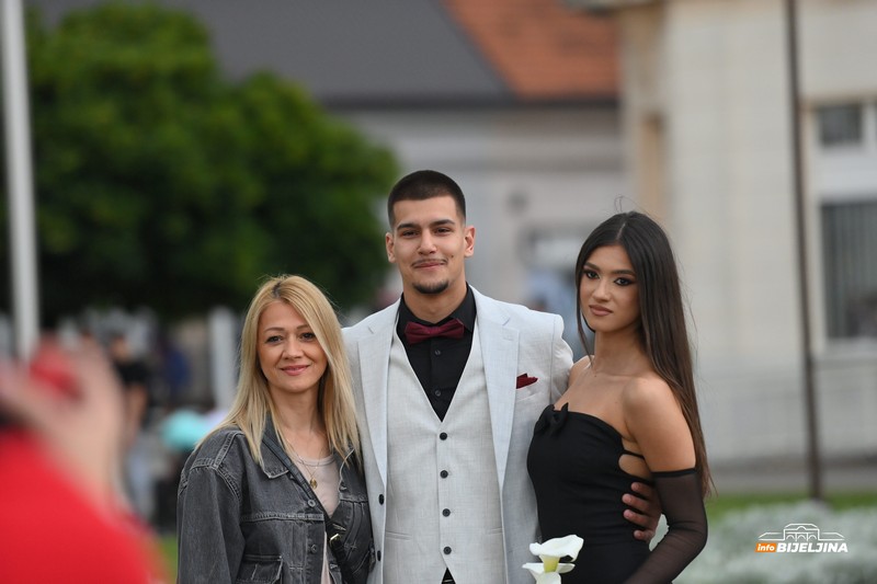 Maturanti Tehničke škole proslavljaju maturu: Ulice Bijeljine odišu glamurom (FOTO)