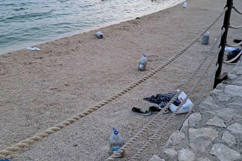Na plaži u CG uklonjeni peškiri i boce, “rezervacija” mjesta se kažnjava (FOTO)