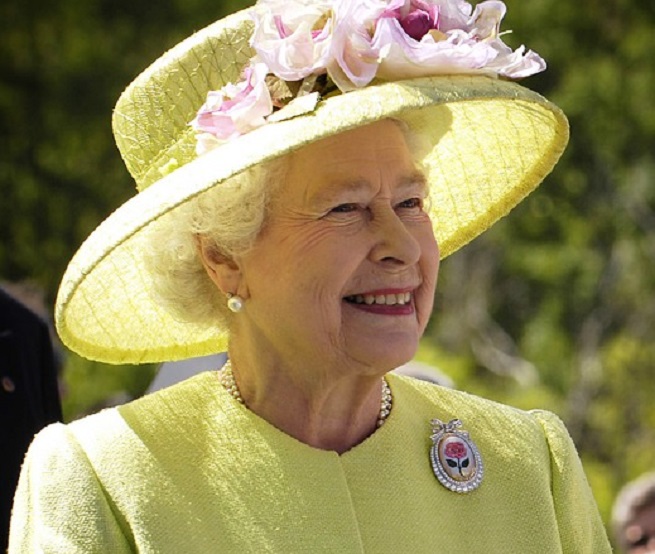 Najvažniji rekvizit je bila torbica: Kraljica Elizabeta II imala trikove kojim je slala tajne signale osoblju