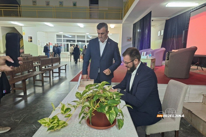 U Vlasenici promovisana knjiga Mijomira N. Lalovića: Čuva imena stotina Srba sa stratišta Galicije i Italije (FOTO)