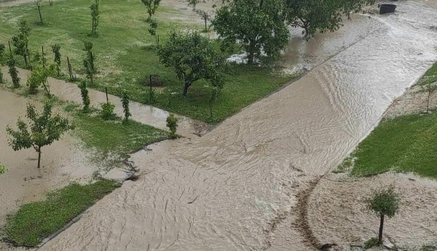Jako nevrijeme u majevičkom kraju, voda potopila put i opkolila kuće (FOTO)