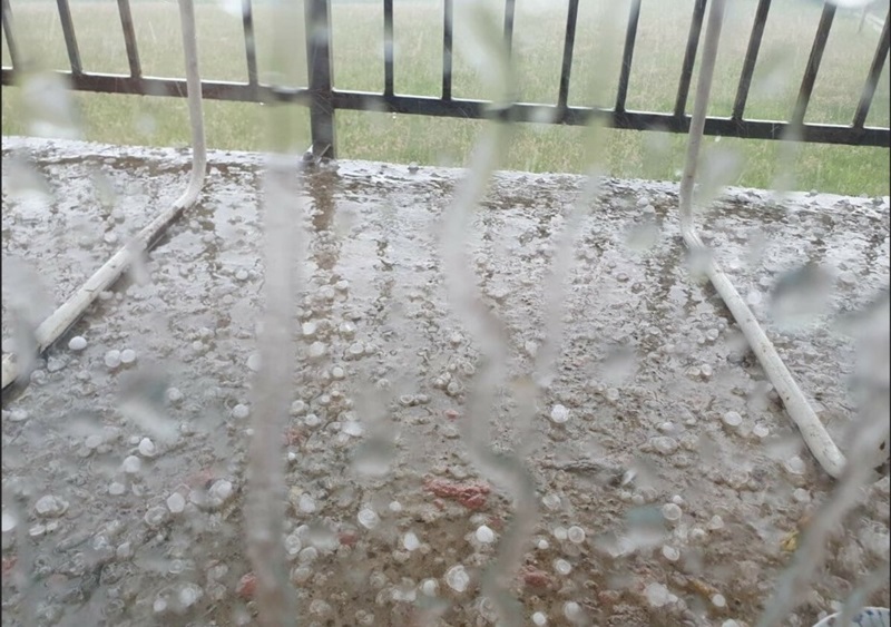 GRAD VELIČINE ORAHA UPALIO ALARME U AUTOMOBILIMA: Snažno nevrijeme pogodilo Prnjavor (FOTO)