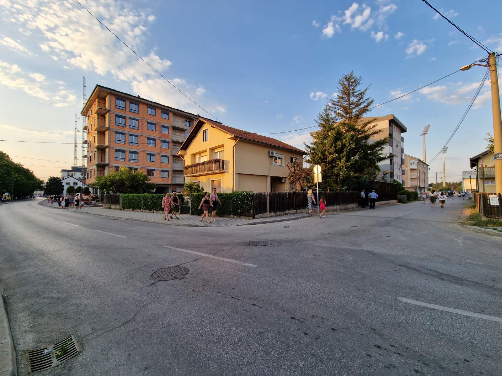 InfoBijeljina na licu mjesta: Sve spremno za koncert Zdravka Čolića, publika pristiže (FOTO)