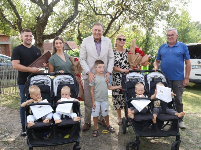 Dodik poklonio stan porodici banjalučkih četvorki