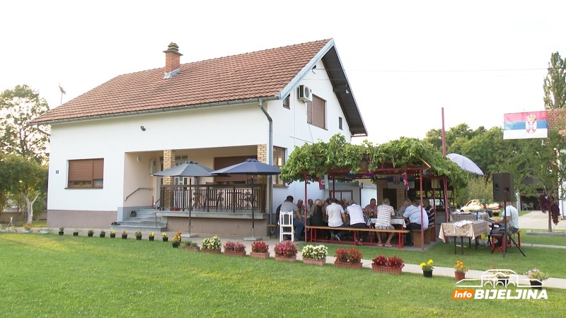 Bijeljina: Proslavili 50 godina mature, školske drugove okupio Čedo 