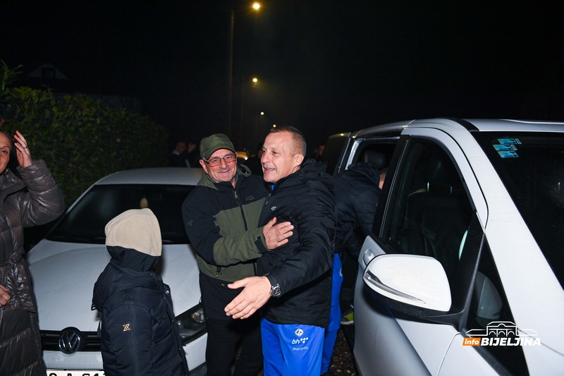 Emotivan doček za bijeljinske kik-boksere iz Abu Dabija: Prijatelji organizovali slavlje za oca i sina Rankoviće (FOTO)