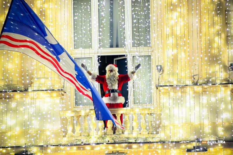 Novogodišnja rasvjeta obasjala Bijeljinu (FOTO)