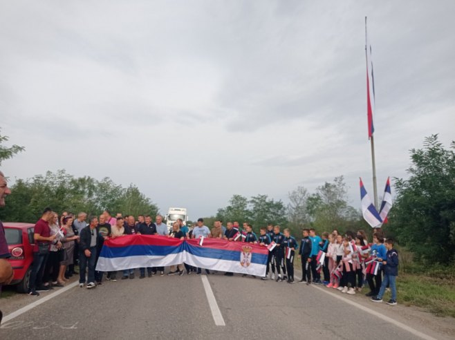 Kod Pavlovića mosta vezivanje zastava Srpske i Srbije