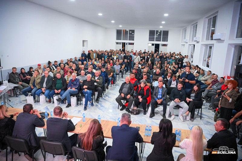 Prepun Dom kulture u Velikoj Obarskoj na tribini SNSD-a, Milovanović pozdravljen velikim aplauzom (FOTO)