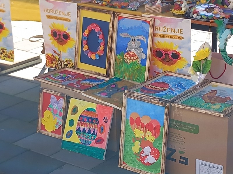 Prodajna izložba Udruženja „Bijeljinska djeca suncokreti“, novac usmjeren za pomoć djeci sa poteškoćama u razvoju (FOTO)