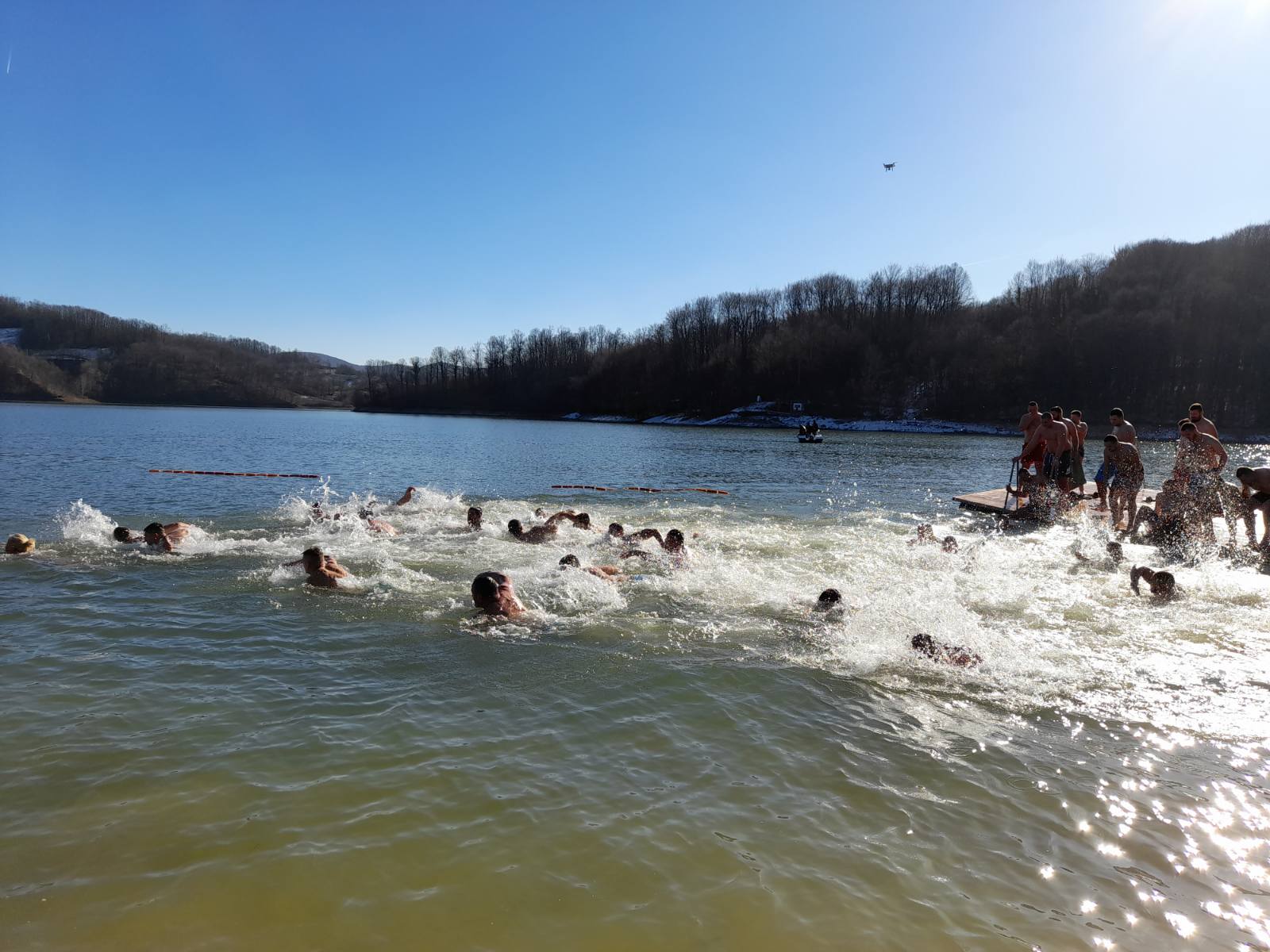 Bijeljinac prvi doplivao do Časnog krsta na jezeru Snježnica (FOTO)
