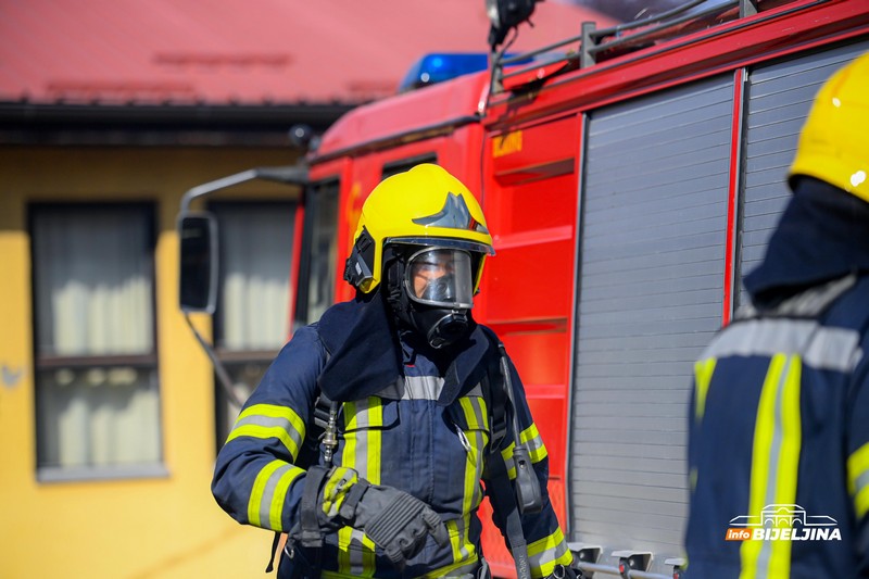 U školi u Bijeljini održana vježba: Ekspesna reakcija ljekara, vatrogasaca, policije... (FOTO)