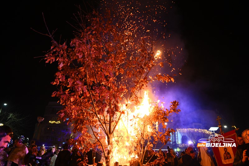 BADNJE VEČE U BIJELJINi Vladika Fotije: Da su i vjera i djela za dobro i napredak (FOTO)