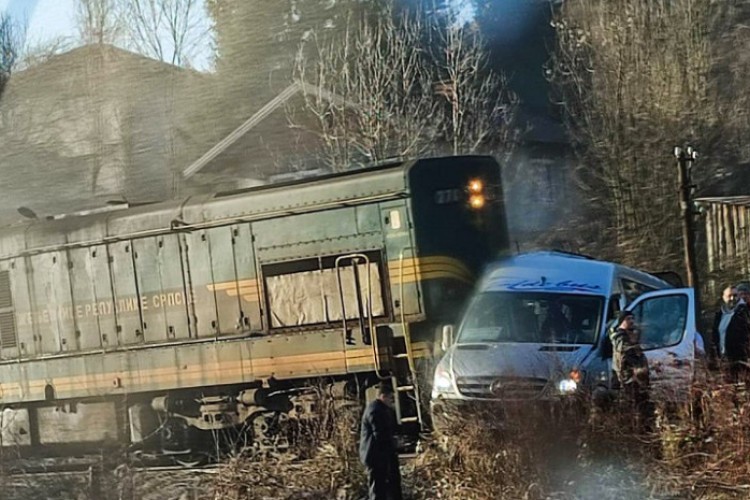 Nova saobraćajna nesreća kod Srebrenika, sudarili se voz i minibus