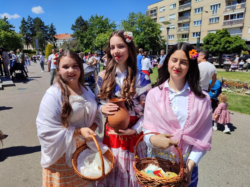 Lazarice na bijeljinskom trgu najavile Vaskrs i dolazak proljeća (FOTO)